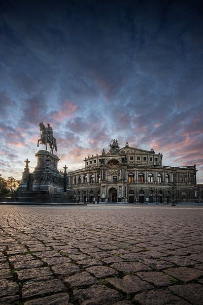Uitzicht op de Semperoper Dresden bij zonsondergang van Fotos by Jan Wehnert