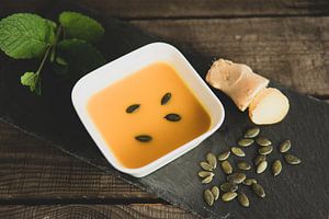 Kürbissuppe mit Ingwer, Kürbiskernen und Minze