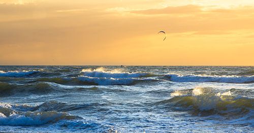 Kitesurfer bei Sonnenuntergang