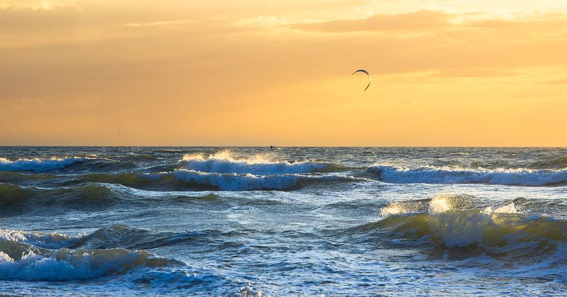 Kitesurfer bij zonsondergang van Julien Beyrath
