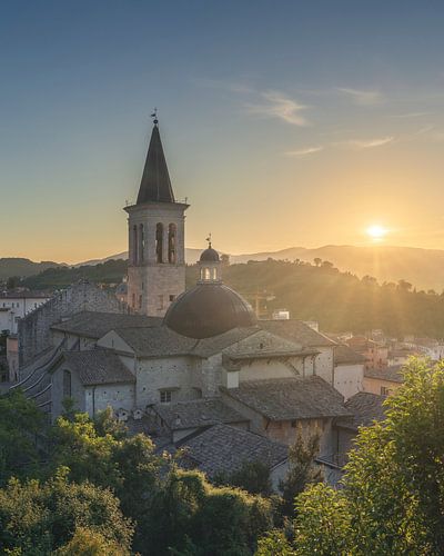 Cathédrale Sainte-Marie de Spoleto au coucher du soleil. Ombrie, Italie