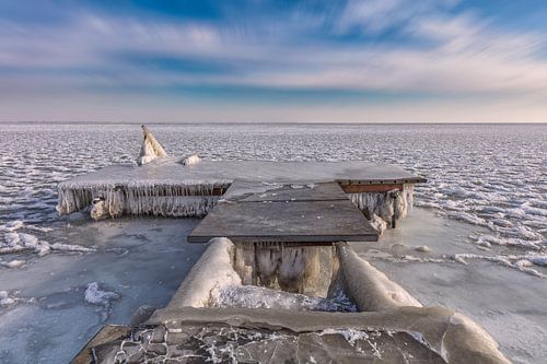 Bevroren steiger aan het Markermeer