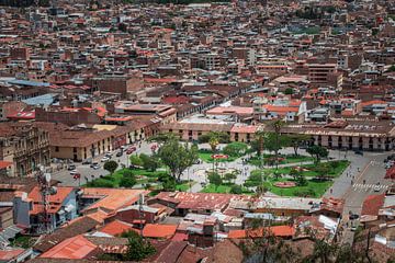 Peruanische Stadtlandschaft – Traditionelle Dächer und Platz von NZME Photography