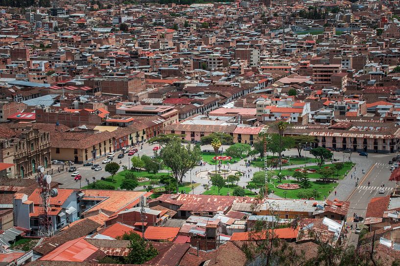 Peruanische Stadtlandschaft – Traditionelle Dächer und Platz von NZME Photography