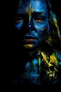 Kunstvoll bemalte Person