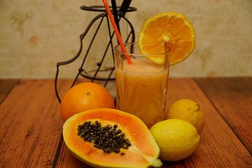 Papaya cocktail met rum, citroen en sinaasappel