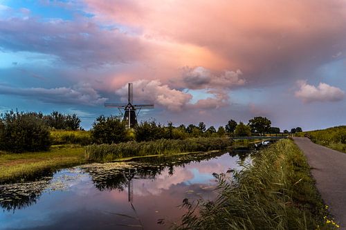 Molen de Zwaan met zonsondergang