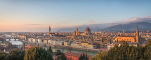 Panoramablick auf den Sonnenuntergang über der Skyline von Florenz und dem Arno