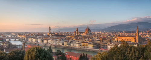 Panoramablick auf den Sonnenuntergang über der Skyline von Florenz und dem Arno von Stefano Orazzini