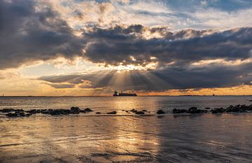 Tussen wolken en water van Ria Overbeeke