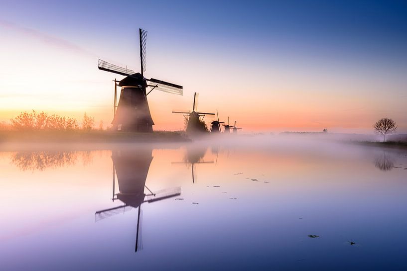 Zonsopgang boven de oer-Hollandse molens van Kinderdijk  van Alexander Mol