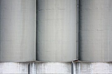 Gigantische betonnen silo's van Jan Brons