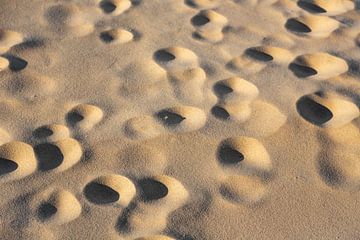 Ronde putjes in het zand vanaf boven van Percy's fotografie