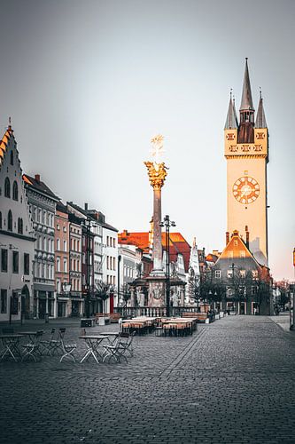 Belle lumière du soir dans la ville de Straubing Stadtplatz