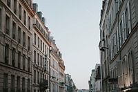 Romantische straat in Parijs met zonsondergang