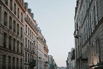 Romantische straat in Parijs met zonsondergang van Manon Visser