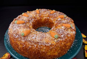 hausgemachter Karottenkuchen frisch gebacken und mit Marzipanmöhren verziert