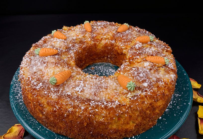 hausgemachter Karottenkuchen frisch gebacken und mit Marzipanmöhren verziert von Babetts Bildergalerie