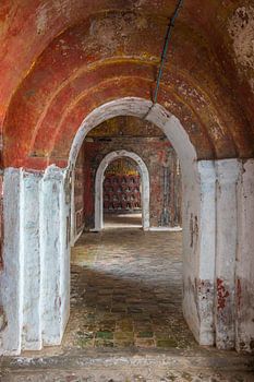Kloostergang in  pagode van Nyaung Shwe bij Inle in Myanmar (gezien bij vtwonen)