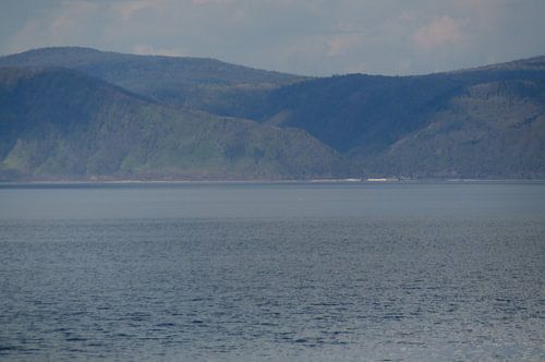 lake Baikel met bergen 2