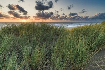 zonsondergang met de Noordzee en de duinen van eric van der eijk