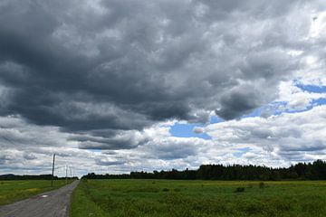 Stürmischer Himmel an einem Frühlingstag von Claude Laprise