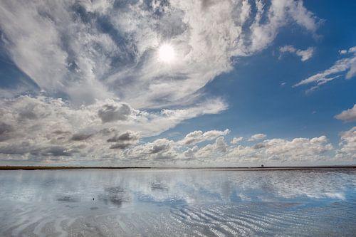 Wolkenschouwspel boven de Waddenzee nabij Holwerd