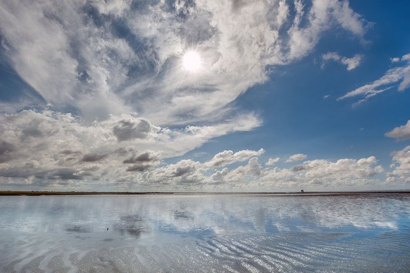 Wolkenschouwspel boven de Waddenzee nabij Holwerd van Harrie Muis