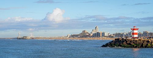 Panoramablick auf die Seebrücke von Scheveningen, den Strand und die Hafeneinfahrt mit Leuchtturm