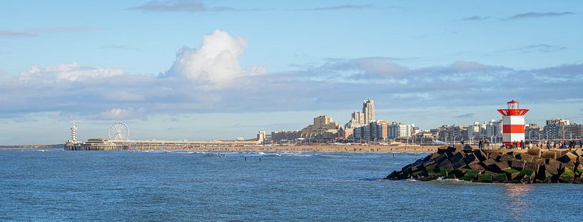 Panoramablick auf die Seebrücke von Scheveningen, den Strand und die Hafeneinfahrt mit Leuchtturm von John Duurkoop
