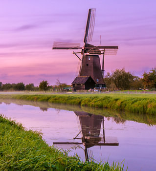 Molen Kinderdijk met een mooie lucht.