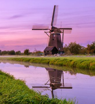 Molen Kinderdijk met een mooie lucht. van Rick van de Kraats