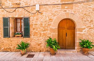 Maison méditerranéenne typique dans la vieille ville d'Alcudia, sur l'île de Majorque, en Espagne.