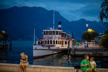 Gardasee - Ausflugsdampfer im Hafen von Riva del Garda von t.ART