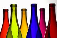 SF 00913807  gekleurde wijn flessen op witte achtergrond van BeeldigBeeld Food & Lifestyle thumbnail