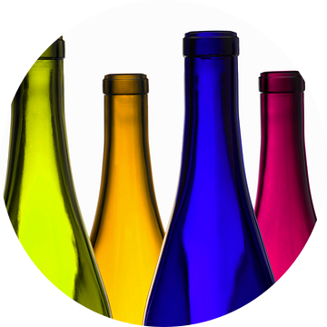 SF 00913807  gekleurde wijn flessen op witte achtergrond van BeeldigBeeld Food & Lifestyle