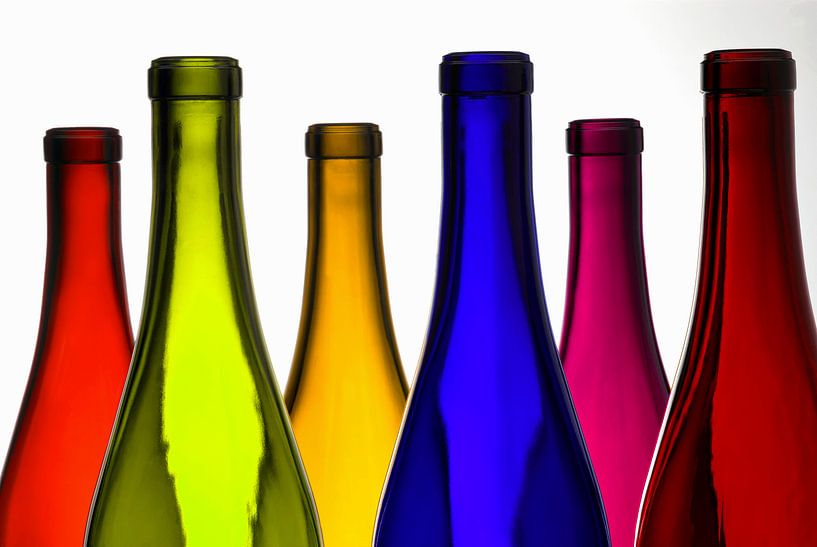 SF 00913807 bouteilles de vin colorées sur fond blanc par BeeldigBeeld Food & Lifestyle