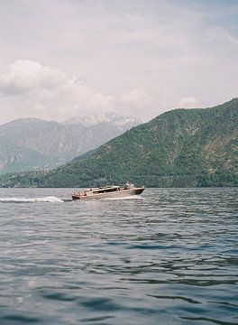 Boottocht op het Como meer | analoge fotografie van Alexandra Vonk