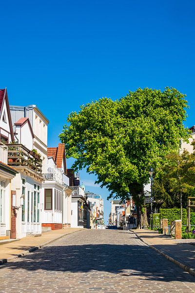 Gebäude in Warnemünde an einem sonnigen Tag par Rico Ködder