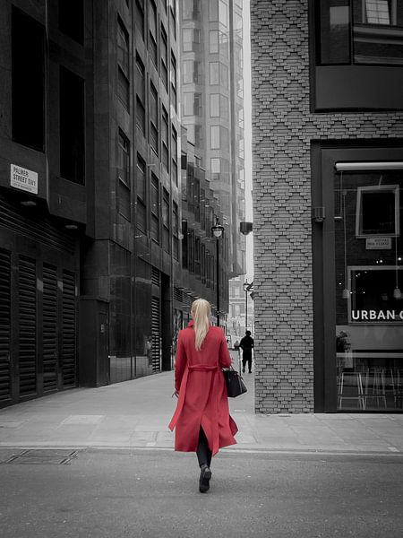 Dame in rood, 2022 van Thilo Haas