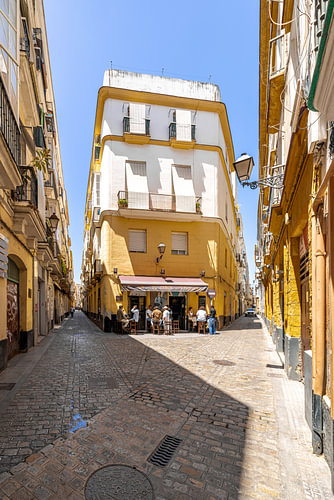 Schmale Straße mit gelben Fassaden in Cádiz