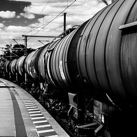 Photo en noir et blanc d'un train de marchandises à quai sur Wim Stolwerk