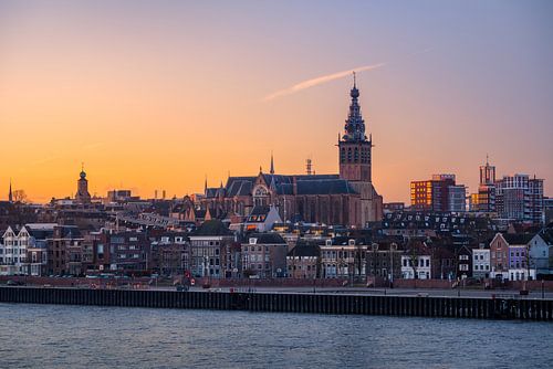 Nijmegen mit St. Stevenskerk am Morgen