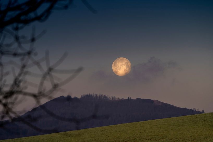 Volle maan boven Dörnberg van Stephan Zaun