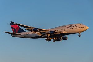 Eine Boeing 747-400 der Delta Airlines, fotografiert am frühen Morgen kurz vor der Landung auf der K