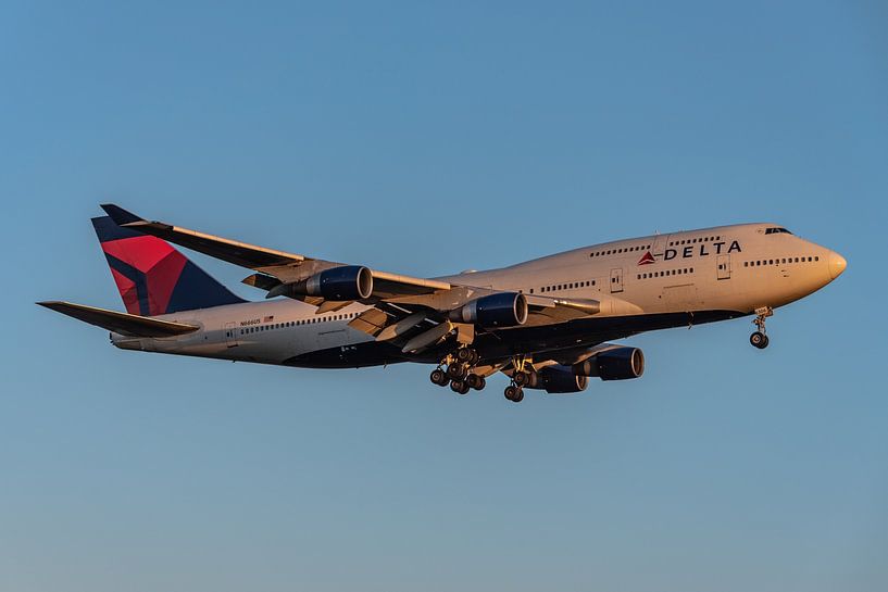 Eine Boeing 747-400 der Delta Airlines, fotografiert am frühen Morgen kurz vor der Landung auf der K von Jaap van den Berg
