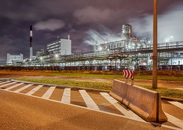 Petrochemische fabriek in de nacht met de weg te blokkeren, Antwerpen 2 van Tony Vingerhoets