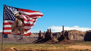 Amerikaanse vlag in Monument Valley van Dimitri Verkuijl