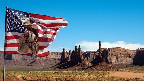 Amerikaanse vlag in Monument Valley van Dimitri Verkuijl