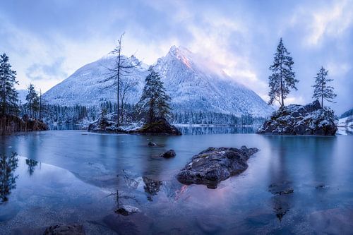 Ein eiskalter Winterabend im Hintersee in Berchtesgaden.
